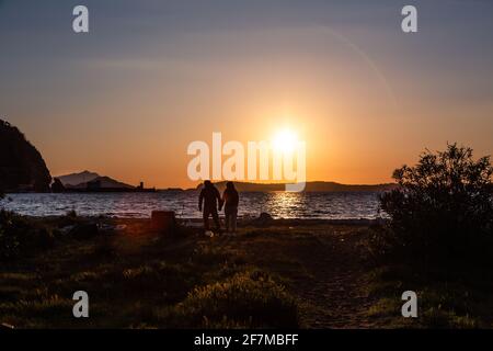 Napoli (Italie) - Bagnoli, plage de Coroglio au coucher du soleil, dans la partie ouest de Naples, ex zone des usines de ​​the Italsider Banque D'Images