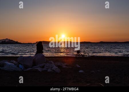 Napoli (Italie) - Bagnoli, plage de Coroglio au coucher du soleil, dans la partie ouest de Naples, ex zone des usines de ​​the Italsider Banque D'Images