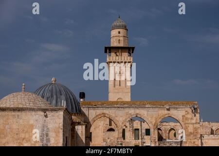 Vue sur le minaret Bab al-Silsila du XIVe siècle (le minaret Chain Gate) surmonté d'un balcon ambulatoire, D'où le muezzin appelle à la prière l'un des quatre minarets entourant le Mont du Temple connu des musulmans comme le Haram esh-Sharif et la composition d'Al Aqsa dans la vieille ville est Jérusalem Israël Banque D'Images