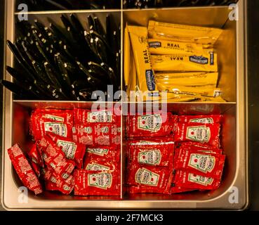 New York, États-Unis. 28 janvier 2020. Une sélection de condiments Kraft Heinz en portions contrôlées dans un restaurant à emporter à New York le mardi 28 janvier 2020. En raison de la pandémie COVID-19, les restaurants sont confrontés à une pénurie de forfaits de ketchup à service unique. (Photo de Richard B. Levine) crédit: SIPA USA/Alay Live News Banque D'Images