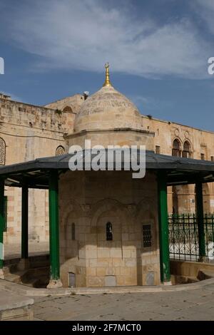 La Fontaine de Qasim Pasha aussi connue comme la Fontaine de l'orange amère (al-Naranj Sabil) une fontaine d'ablution et de boisson construite en 1527 sous le règne de Suleiman le magnifique, Situé sur l'esplanade occidentale du Dôme de la Mosquée de Rocher dans le Mont du Temple connu des musulmans comme le Haram esh-Sharif dans la vieille ville Jérusalem-est Israël Banque D'Images