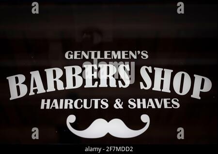 Watford, Royaume-Uni. 8 avril 2021. La signalisation pour un magasin de barbers à Watford High Street, Hertfordshire, alors que la région devient un peu plus occupée, les restrictions de confinement du coronavirus étant lentement assouplies. Les magasins non essentiels (y compris les barbiers et les salons de coiffure) rouvriront le 12 avril, conformément à la feuille de route du gouvernement britannique qui encouragera plus de personnes à visiter le centre-ville. Crédit : Stephen Chung/Alay Live News Banque D'Images