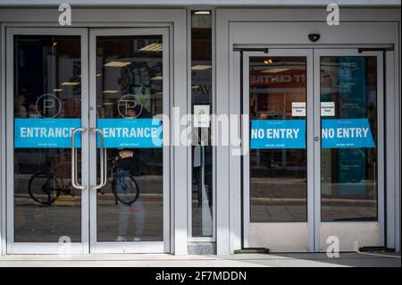 Watford, Royaume-Uni. 8 avril 2021. L'entrée de Primark, le magasin de mode rapide, à Watford High Street, Hertfordshire, alors que la région devient un peu plus occupée, car les restrictions de verrouillage des coronavirus sont lentement assouplies. Les magasins non essentiels rouvriront le 12 avril, conformément à la feuille de route du gouvernement britannique qui encouragera plus de personnes à visiter le centre-ville. Crédit : Stephen Chung/Alay Live News Banque D'Images