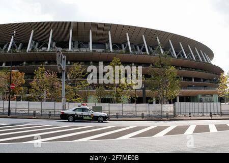 Tokyo, Japon. 8 avril 2021. La police de Tokyo patrouille le nouveau stade national, qui accueille les Jeux olympiques et paralympiques de 2020 à Tokyo. Le 14 avril prochain marquera 100 jours avant les Jeux olympiques et paralympiques d'été de Tokyo 2020, qui se tiendront du 23 juillet au 8 août 2021. Credit: Rodrigo Reyes Marin/ZUMA Wire/Alay Live News Banque D'Images