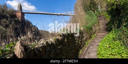 La trajectoire en zigzag s'enroule fortement à plus de 200 pieds La rivière Avon au village de Clifton près de la suspension de Clifton Pont à Bristol, Royaume-Uni Banque D'Images