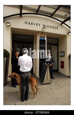 Harvey Nichols le lendemain d'une femme travaillant à la le magasin a été tourné et l'homme qui a fait la prise de vue Puis il s'est tué.pic David Sandison 14/9/2005 Banque D'Images