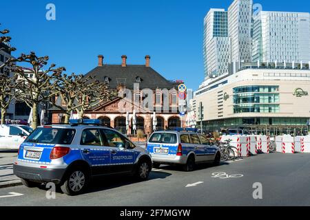 Police de la ville dans le centre-ville de Francfort-sur-le-main près du Zeil. En raison de la pandémie de Corona, la police a accru sa présence dans la ville. Banque D'Images