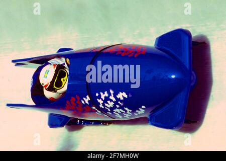 2 hommes ont fait un entraînement de bobsleigh aux Jeux olympiques d'hiver de 1994. Banque D'Images