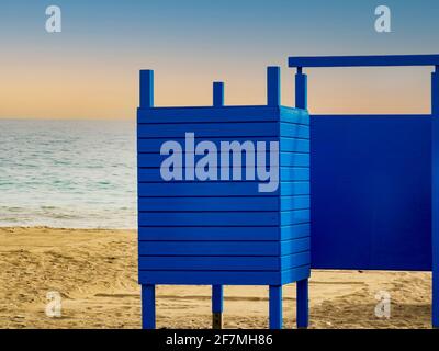 Cabine de plage en bois bleu pour changer de vêtements Banque D'Images