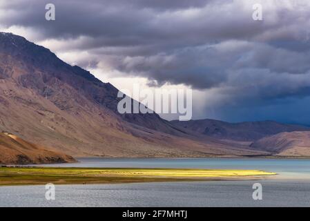 Une tempête approchant le lac TSO Moriri à Ladakh, en Inde. TSO Moriri est un lac situé dans la partie de Ladakhi du plateau de Changthang à Jammu-et-Cachemire Banque D'Images