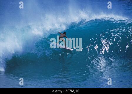 Hawaii. Surf. Jeune homme dans la vague du pipeline de Banzai. Banque D'Images