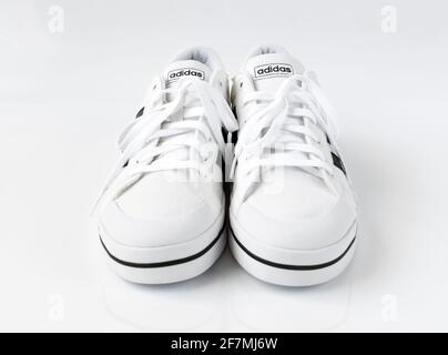 Moscou, Russie - avril 5. 2021. Sneakers adidas blanches sur fond blanc Banque D'Images