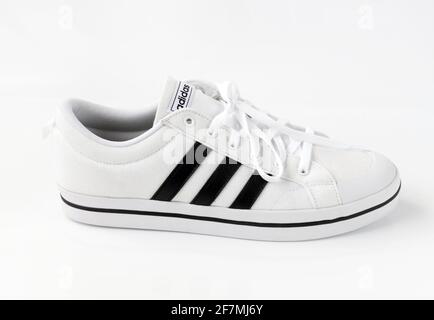 Moscou, Russie - avril 5. 2021. Sneakers adidas blanches sur fond blanc Banque D'Images