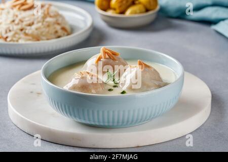 Plat moyen-oriental Kibbeh Labanieh . Viande hachée avec boulgour et sauce au yaourt Banque D'Images