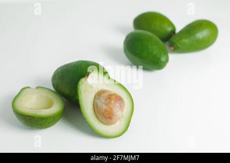 Avocat entier et moitié sur fond blanc. Concept de nourriture naturelle. Banque D'Images