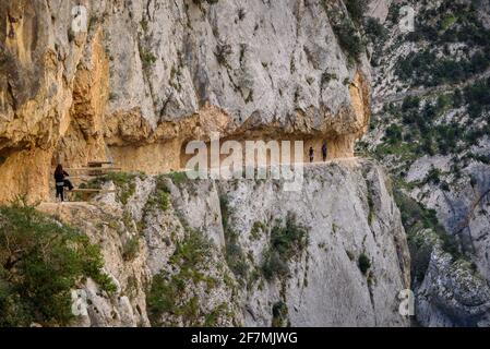 La gorge CONGOST de Mont-rebei, dans la chaîne de montagnes de Montsec, avec quelques randonneurs trekking le long du sentier (province de Lleida, Catalogne, Espagne, Pyrénées) Banque D'Images