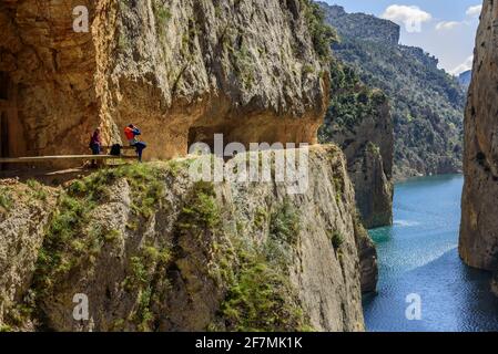 La gorge CONGOST de Mont-rebei, dans la chaîne de montagnes de Montsec, avec quelques randonneurs trekking le long du sentier (province de Lleida, Catalogne, Espagne, Pyrénées) Banque D'Images