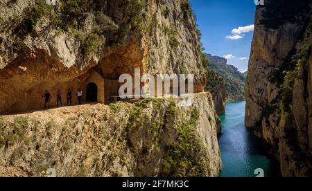 La gorge CONGOST de Mont-rebei, dans la chaîne de montagnes de Montsec, avec quelques randonneurs trekking le long du sentier (province de Lleida, Catalogne, Espagne, Pyrénées) Banque D'Images