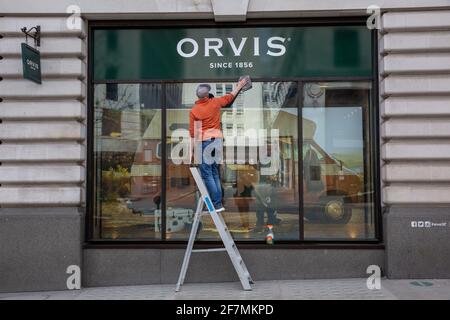 Londres, Royaume-Uni. 8 avril 2021 : les magasins de High Street se préparent à la réouverture de lundi après que les restrictions de confinement du coronavirus les ont maintenus fermés depuis décembre 2020. 08 avril 2021. Londres, Angleterre, Royaume-Uni crédit: Jeff Gilbert/Alay Live News Banque D'Images