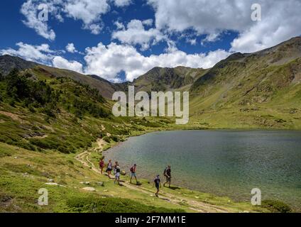 Lac Estany de Trebens un après-midi d'été. En arrière-plan, le pic de Carlit (Estanys del Carlit, Pyrénées Orientales, France) Banque D'Images