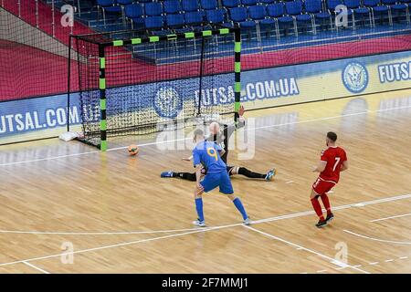 Non exclusif: KIEV, UKRAINE - 7 AVRIL 2021 - le Forward Danyil Abakshyn (L) de l'Ukraine réagit à la notation lors de l'UEFA Futsal EURO 2022 qualification RO Banque D'Images