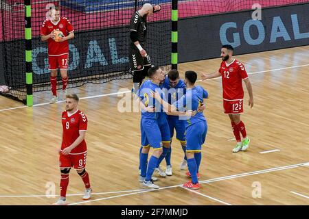 Non exclusif: KIEV, UKRAINE - 7 AVRIL 2021 - les joueurs de l'Ukraine (kit bleu) réagissent au score lors du Groupe de qualification de l'UEFA Futsal EURO 2022 Banque D'Images