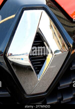 Badge de voiture à calandre avant Renault chromé en plein soleil Banque D'Images