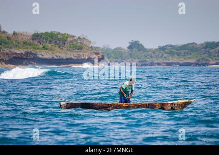 Île de Wasini, Kenya, AFRIQUE - 26 février 2020 : pêcheur sur un canoë en bois typique dans l'océan Indien. Banque D'Images