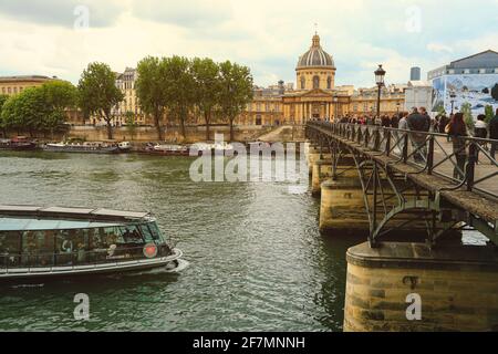 Paris, France - 16 juin 2019 : croisière avec des touristes en excursion sur la Seine, Paris Banque D'Images