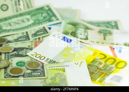 Accent sélectif sur les pièces de 2 euros sur les dollars américains et billets en euros Banque D'Images
