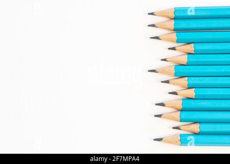 Gros plan crayons bleus isolés sur fond blanc avec copie espace sur le côté gauche Banque D'Images