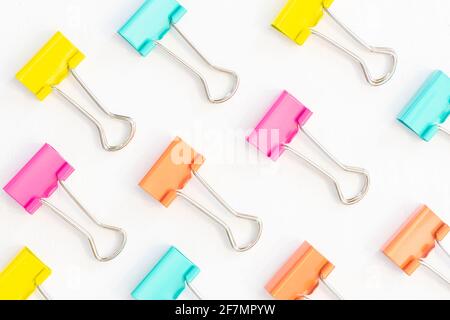 Clips de reliure multicolores isolés sur fond blanc Banque D'Images