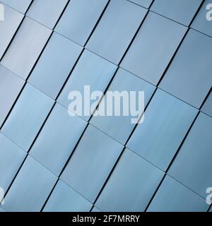 Façade en acier inoxydable sur un bâtiment moderne dans le centre-ville Magdebourg en Allemagne Banque D'Images