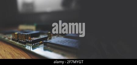 Bannière horizontale de la carte mère de l'ordinateur. Concept de technologies et ingénierie future. Science et complexité sur circuit PC intégré. Banque D'Images