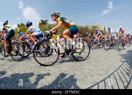 JEUX OLYMPIQUES À ATHÈNES 15/8/2004. FEMME GAGNANT DU CYCLISME SUR ROUTE SARA CARRIGAN (AUS) PHOTO DAVID ASHDOWN Banque D'Images