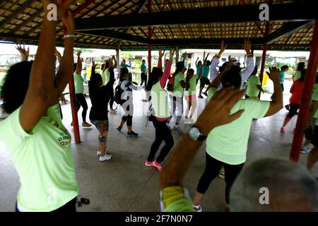 salvador, bahia / brésil - 4 octobre 2014 : On voit des gens faire de l'aérobic pendant une activité de gym au parc Pituacu dans la ville de Salvador. Banque D'Images