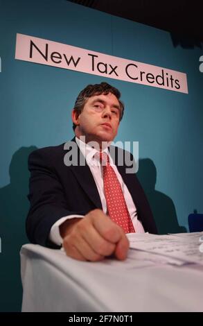 GORDON BROWN ANNONCE DE NOUVEAUX CRÉDITS D'IMPÔT. 16/9/02 PILSTON Banque D'Images