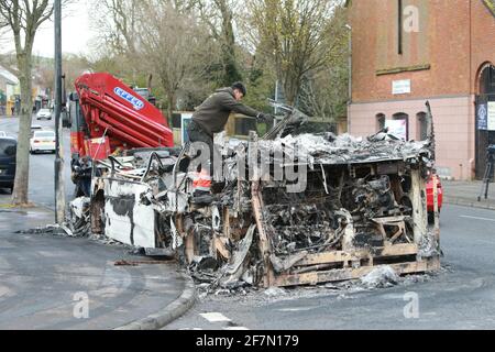 Belfast, Antrim. 08 avril 2021. Les restes d'un bus Translink à impériale sont retirés de la route Shankill, West Belfast, après une nuit d'émeutes sur la route protestante Shankill et la route catholique Springfield à West Belfast. Photo/Paul McErlane crédit: Irish Eye/Alamy Live News Banque D'Images