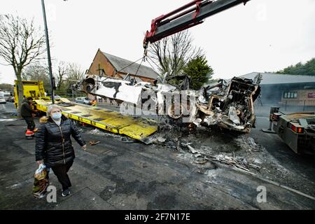 Belfast, Antrim. 08 avril 2021. Les restes d'un bus Translink à impériale sont retirés de la route Shankill, West Belfast, après une nuit d'émeutes sur la route protestante Shankill et la route catholique Springfield à West Belfast. Photo/Paul McErlane crédit: Irish Eye/Alamy Live News Banque D'Images