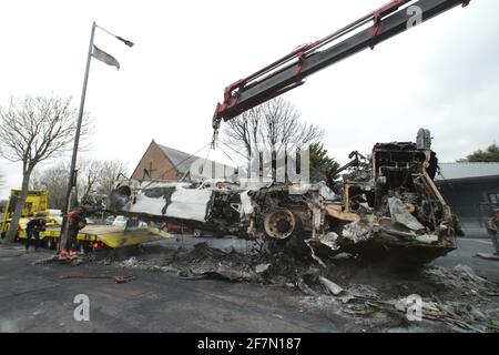 Belfast, Antrim. 08 avril 2021. Les restes d'un bus Translink à impériale sont retirés de la route Shankill, West Belfast, après une nuit d'émeutes sur la route protestante Shankill et la route catholique Springfield à West Belfast. Photo/Paul McErlane crédit: Irish Eye/Alamy Live News Banque D'Images