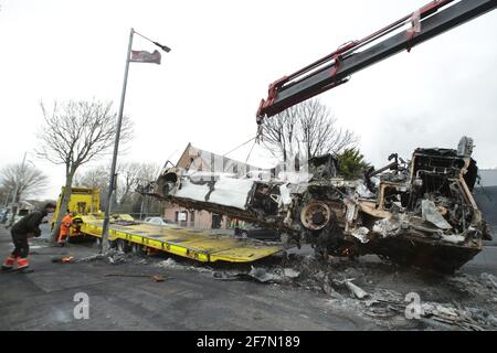 Belfast, Antrim. 08 avril 2021. Les restes d'un bus Translink à impériale sont retirés de la route Shankill, West Belfast, après une nuit d'émeutes sur la route protestante Shankill et la route catholique Springfield à West Belfast. Photo/Paul McErlane crédit: Irish Eye/Alamy Live News Banque D'Images