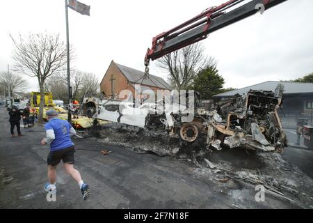 Belfast, Antrim. 08 avril 2021. Les restes d'un bus Translink à impériale sont retirés de la route Shankill, West Belfast, après une nuit d'émeutes sur la route protestante Shankill et la route catholique Springfield à West Belfast. Photo/Paul McErlane crédit: Irish Eye/Alamy Live News Banque D'Images