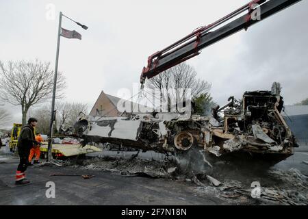 Belfast, Antrim. 08 avril 2021. Les restes d'un bus Translink à impériale sont retirés de la route Shankill, West Belfast, après une nuit d'émeutes sur la route protestante Shankill et la route catholique Springfield à West Belfast. Photo/Paul McErlane crédit: Irish Eye/Alamy Live News Banque D'Images