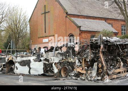 Belfast, Antrim. 08 avril 2021. Les restes d'un bus Translink à impériale sont retirés de la route Shankill, West Belfast, après une nuit d'émeutes sur la route protestante Shankill et la route catholique Springfield à West Belfast. Photo/Paul McErlane crédit: Irish Eye/Alamy Live News Banque D'Images