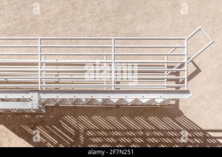 Un ladder de feu blanc et son ombre sur le mur, espace de coopy Banque D'Images