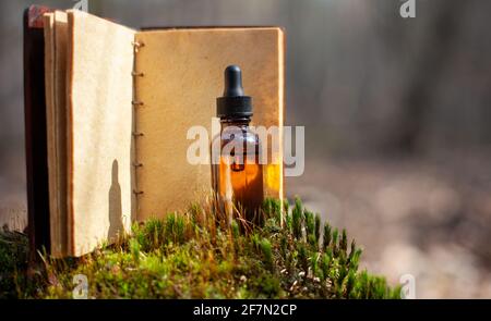 Livre de recettes vierge pour la préparation de plantes médicinales naturelles. Banque D'Images