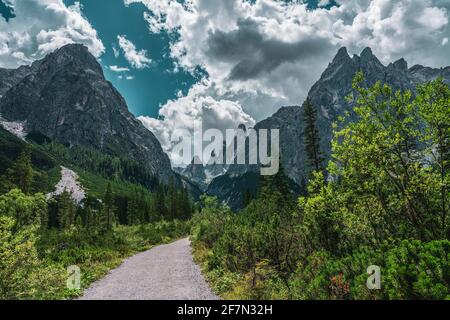Sentier de randonnée dans les montagnes des Dolomites Sexten en Italie. Banque D'Images