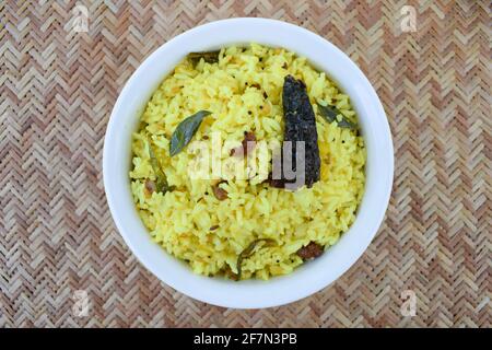 Riz mango également connu sous le nom de Pulihora en Inde du Sud, préparé avec du chawal, des arachides, des feuilles de curry et de la mangue verte crue. Plat spécial de riz indien du sud Banque D'Images