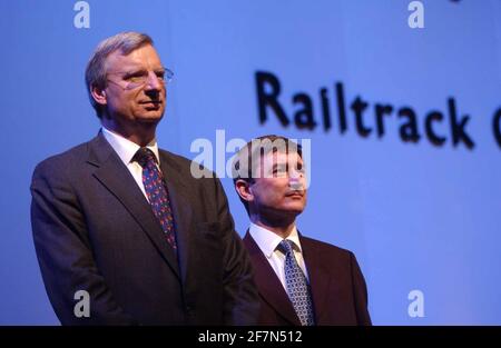 LE PRÉSIDENT GEOFFREY HOWE ET CHEYF EXEC DAVID HARDING À LA RÉUNION RAILTRACK À ALEXANDRA PALACE, LONDRES 22/7/02 PILSTON Banque D'Images