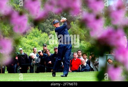 CHAMPIONNAT VOLVO PGA À WENTWORTH 24/5/2002 COLIN MONTGOMERIE DÉBARQUE SUR LA 4ÈME PHOTO DAVID ASHDOWN.GOLF Banque D'Images